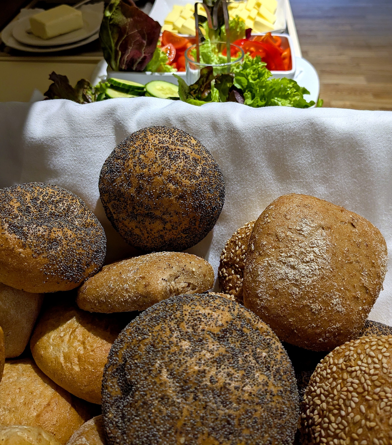 Frische Bio‑Brötchen und Salatauswahl vom Frühstücksbuffet