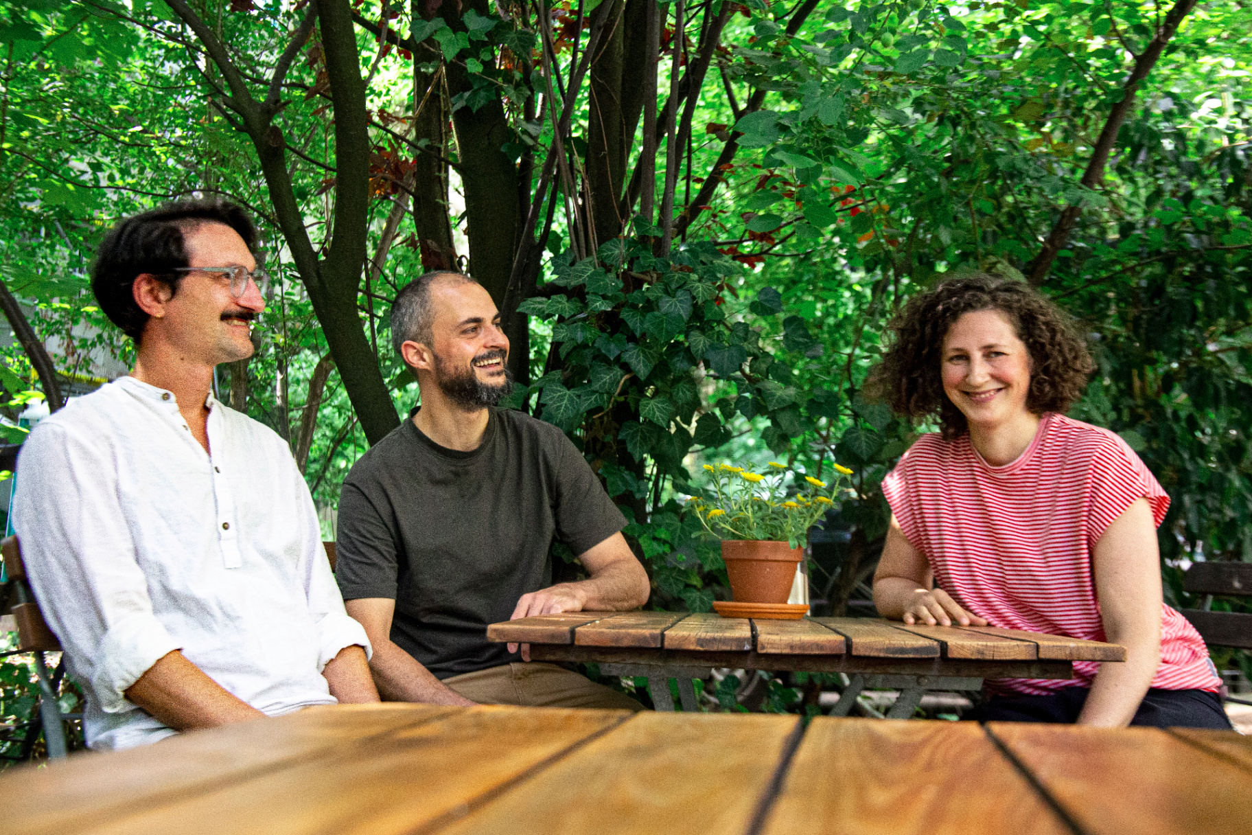 Simon, Yago und Friederike im Innenhof des Schanzenstern